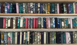 carnets d'artistes alignés sur une étagère